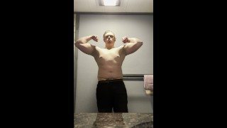 Muskulöse Backsteinhaus-Bodybuilding-Posen für Sie im Badezimmer