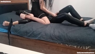 Mistress munge lo schiavo Controllo totale degli schiavi Orgasmo rovinato per lo schiavo Arresto dell'eiaculazione Dea femdom