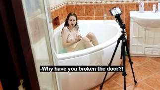 Atrapé a mi compañera de Cuarto en el baño filmando un video extraño.