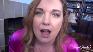 Aunt Judy's - Sua tia Busty Denise te dá uma punheta (POV)
