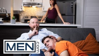 MEN - Maverick Sun ne peut pas en avoir assez de la bite de papa cakes alors qu’il se fait baiser en levrette et missionnaire