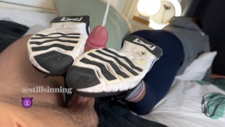 ¡Tratando mis zapatos de gimnasio a tu semen! 😈