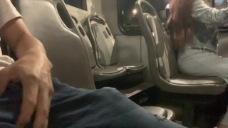 Veřejný blesk péro v autobuse a neznámá dívka se chce dotknout