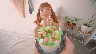 Desejei um feliz aniversário à minha meia-irmã e enchi-lhe a tarte de porra