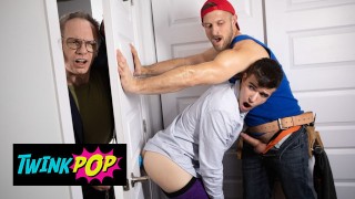 TWINKPOP - Paul Wagner tenta ser muito calmo enquanto fode Maverick Sun enquanto fala com o cliente