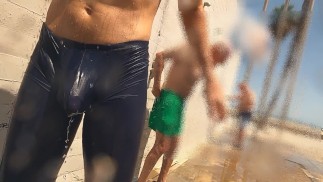 スピード水着で勃起しちゃう、シャワー室で人前で超エロい
