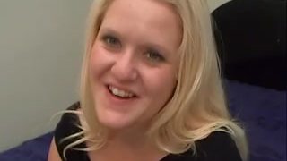 Une bite noire géante remplit la jeune chatte de cette blonde blanche et épaisse sexy