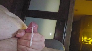 Velký chlap se těší dobré cum