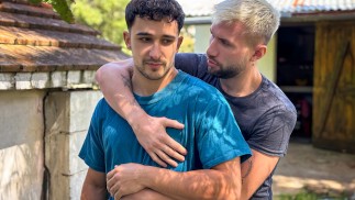 Nejlepší přítel otevírá svůj vlastní kretén pro svou Buddy pumpovat, aby mu pomohl zapomenout na jeho ex