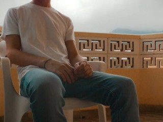 バルコニーで若いGuyストリップとCums/// Jordanワイルダー