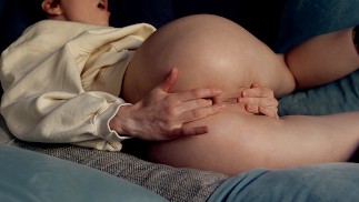 Diteggiatura il mio piccolo buco del culo e la figa fino all'orgasmo - Arden Tate