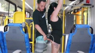Viejo con la encoxada y se masturba hasta correrse sobre la morena dentro del bus
