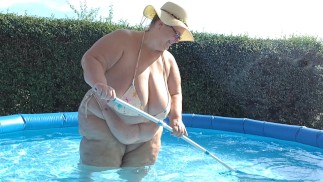 SSBBW con enormi tette naturali che puliscono la piscina in bikini minuscolo! Di Viola Tittenfee