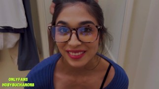 Beautiful College Latina succhia il cazzo nel camerino pubblico con il viso