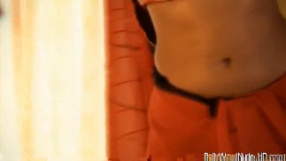 Une femme indienne érotique importante obtient Naked