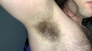 O CARA VERBAL PELUDO MOSTRA AS AXILAS