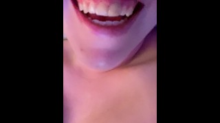 Eu era uma boa garota na orgia (história suja real e orgasmo)