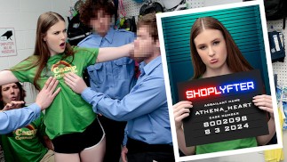 Táborová poradkyně je přistižena při krádeži v obchodě a musí si vyšukat cestu ven z potíží