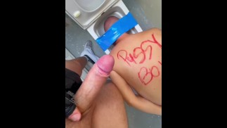 Duitse handwerker aanbidt sneakers van Poolse meester voeten witte stinkende sokken likt het toilet