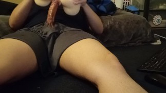 Hombre disfruta del juguete sexual mientras ve hentai
