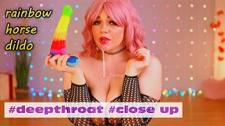 Regenbogen Pferdedildo Deepthroat | Kehlenfick aus nächster Nähe