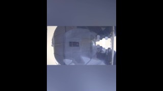 Vidéo d'un homme portant un jean qui laisse couler tellement d'urine que la caméra se brise presque