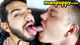 Leo Blue Throats Sebastian Cums mit seiner langen Zunge