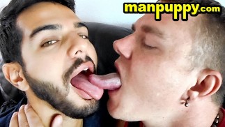 Leo青い喉は彼の長い舌でSebastian Cums