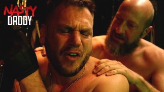 Le catene NASTYDADDY non intimidiscono mai Hans Berlin piuttosto lo eccitano