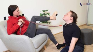 voetslaaf dominantie aan de leiband (voetdomdom, femdom, sneakers, voetaanbidding, sexy voeten)