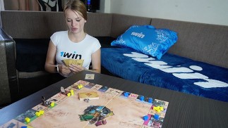 Me dejé follar a mí misma para no perder en el monopolio