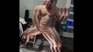 Enorme dildo seksmachine berijden en trillende cumshot