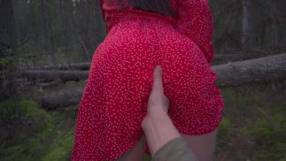 Mädchen nahm mich mit auf einen Spaziergang im Wald und blies mir am Fluss einen