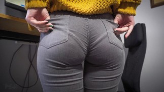 Hot secrétaire en jean serré taquine le cul avec une ligne de culotte visible