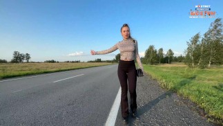 "¡Autoestopista con mallas ajustadas!" Perra caliente muestra sus tetas y su culo para un viaje