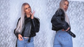 Taquineries en veste en cuir et jeans maigres