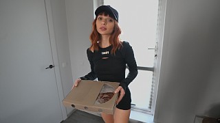 Seksowna Studentka Dostawczyni Zjadła Moją Pizzę I Została Wyruchana W Jej Ciasną Cipkę