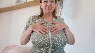 Busty grootmoeder Will stief-kleinzoon voeden door gigantische natuurlijke tieten