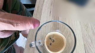 コーヒーでごっくん-たくさんのザーメンで朝のジャークオフ