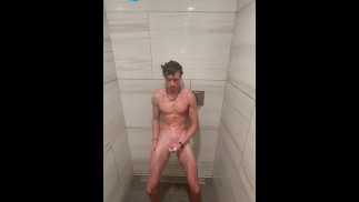 Junge sexy Guy streichelt großen Schwanz bis zum Abspritzen 💦