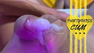 Nous éjaculons et pisser nos collants