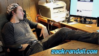 Durchtrainiert Ty Evans wichst sich vor seinem Computer den Schwanz ab