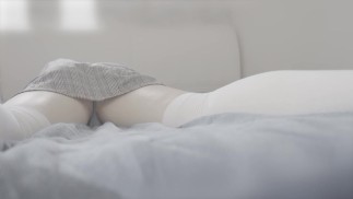 白のニーハイでこすりつけます