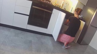 La moglie scopa un vicino in cucina. Un vero imbroglio