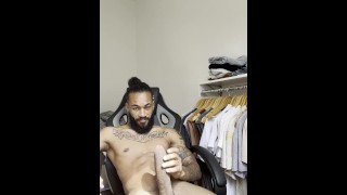 Hot getatoeëerde Braziliaanse trekt grote zwarte lul af
