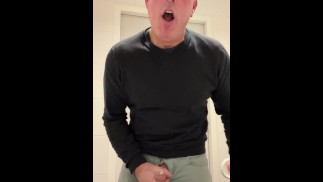 Orgasme intense dans les toilettes publiques, juste une vidéo rapide.