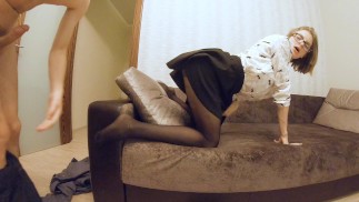 Baas ziet zijn secretaresse aftrekken op het werk en helpt haar