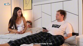 Hermanastro follada Virgin hermanastra y semen dentro de su apretado coño! Compartiendo cama (con subs)