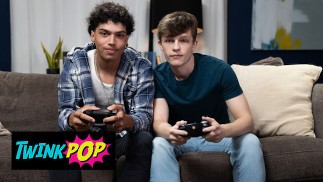 TWINKPOP - Alex Myers zuigt Jake Preston, berijdt hem en stapt op alle vier om het op z'n hondjes te nemen