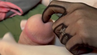 Weiße lange Nägel, die beim Footjob klingen.